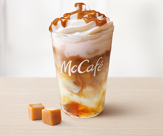 Słony Karmel Iced Latte
z bitą śmietanką